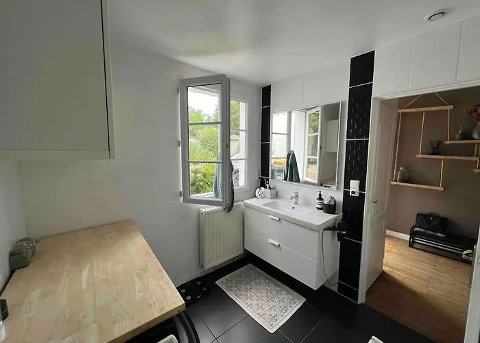 Сasa de vacaciones Maison De Charme Proche Gare Le Gond-Pontouvre